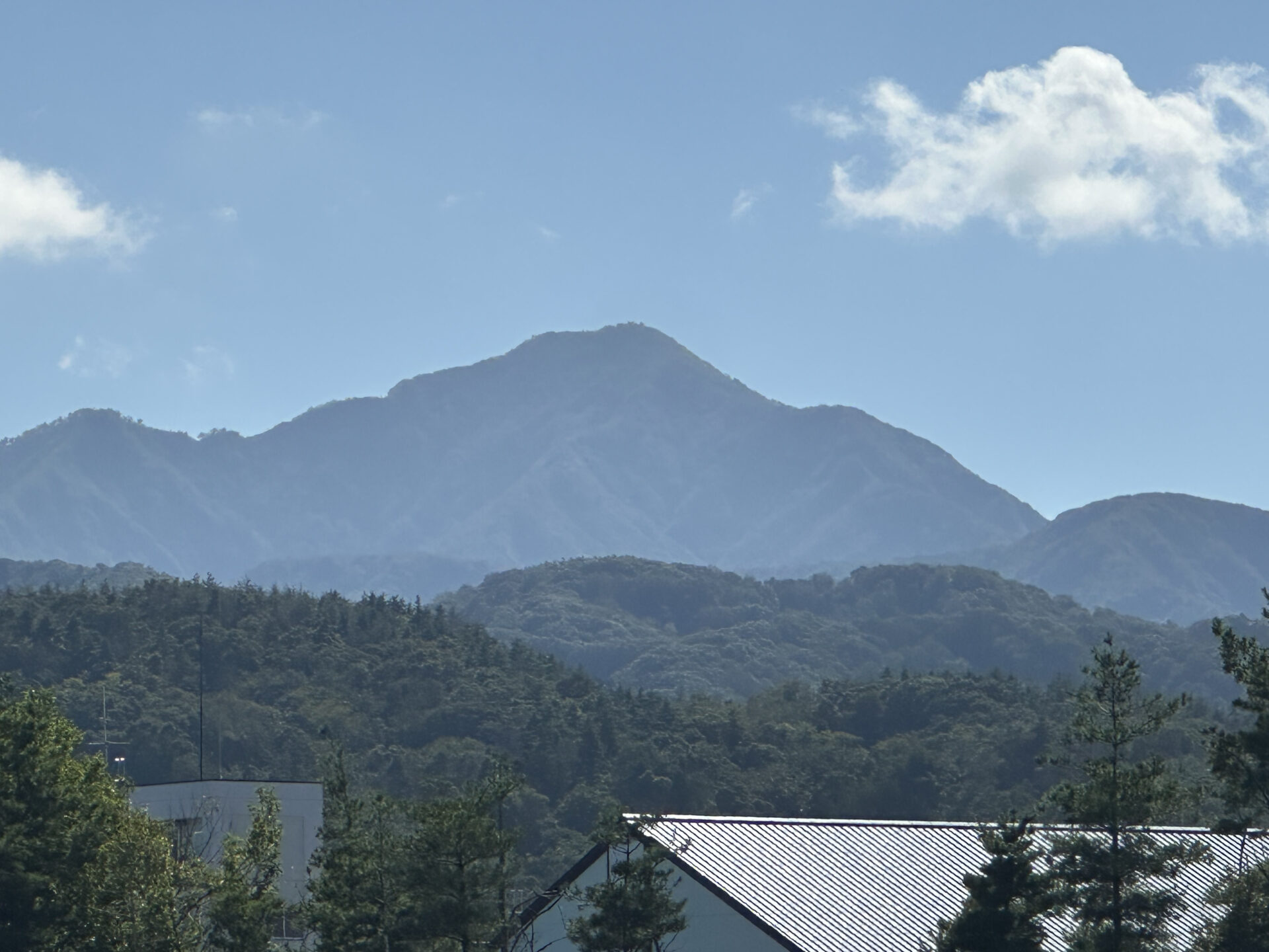 新潟病院から望む晴天の米山